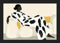 Uvoľnená elegancia v nadčasovej kráse a monochromatickej harmónii-5