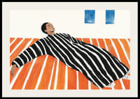 Muž pokojne odpočíva na farebnej podlahe-2