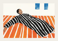 Muž pokojne odpočíva na farebnej podlahe-3