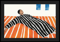 Muž pokojne odpočíva na farebnej podlahe-4