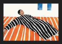 Muž pokojne odpočíva na farebnej podlahe-5