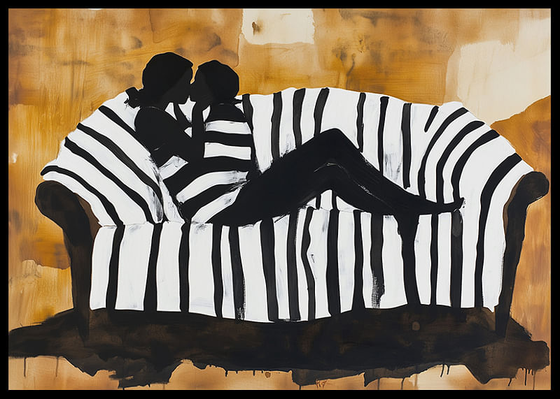 Un doux portrait de l'intimité de l'amour sur un canapé rayé-12