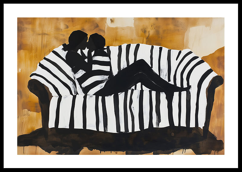 Un doux portrait de l'intimité de l'amour sur un canapé rayé-12