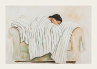 En person pakket inn i et stripete teppe på en lenestol utstråler ro og introspeksjon-3