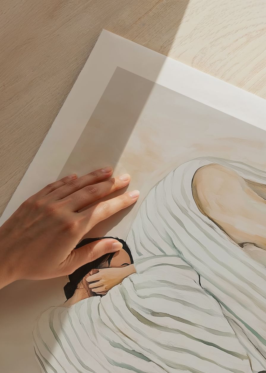 Une personne enveloppée dans une couverture rayée sur un fauteuil respire le calme et l'introspection-12