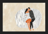 To elskende indgår i en omfavnelse, indhyllet i fred og harmoni-5