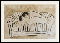 Dois amantes num abraço terno num sofá listrado-2