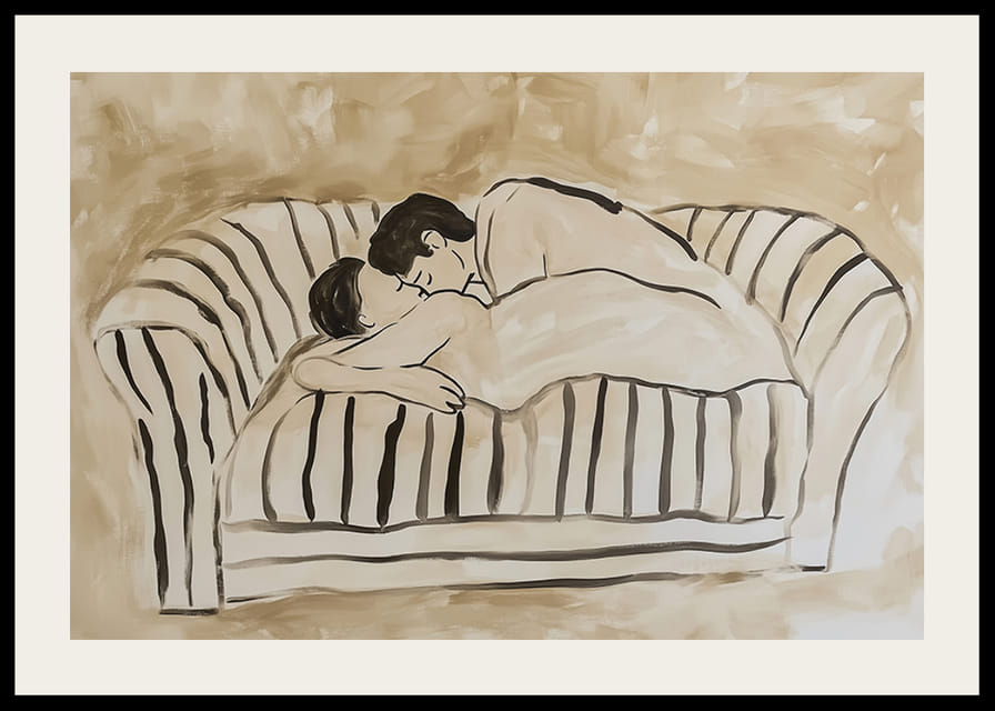 Dois amantes num abraço terno num sofá listrado-12