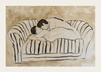 Dois amantes num abraço terno num sofá listrado-3