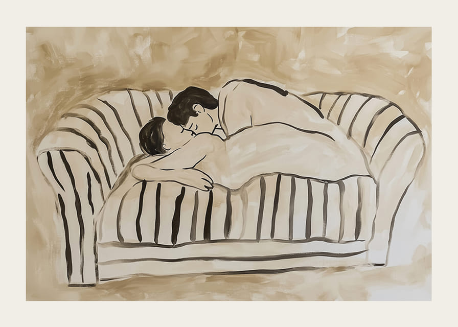 Dois amantes num abraço terno num sofá listrado-12