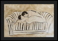 Dois amantes num abraço terno num sofá listrado-4