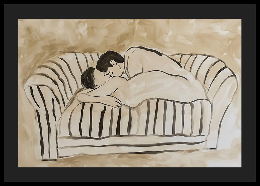 Dois amantes num abraço terno num sofá listrado-12