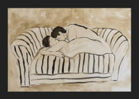 Dois amantes num abraço terno num sofá listrado-5