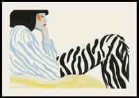 Grafiskt porträtt med zebraränder och mjuka färgtoner-2