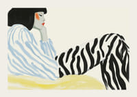 Grafiskt porträtt med zebraränder och mjuka färgtoner-3