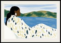 Una mujer descansa junto a un tranquilo lago de colores suaves.-2