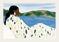 Una mujer descansa junto a un tranquilo lago de colores suaves.-3