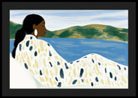 Una mujer descansa junto a un tranquilo lago de colores suaves.-4