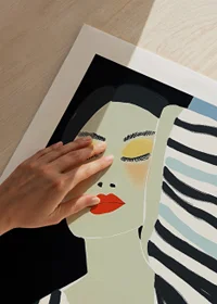 En stillsam skönhet vilar i ett elegant, grafiskt uttryck-9
