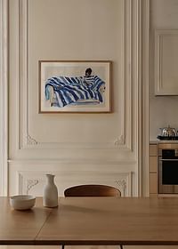 Un moment de détente en bleu, avec des motifs rayés audacieux-4