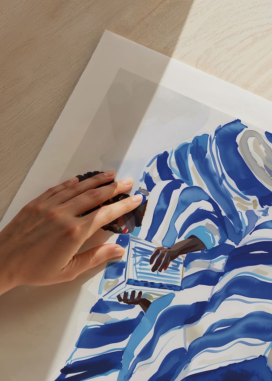 Un moment de détente en bleu, avec des motifs rayés audacieux-12