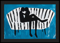 Dynamická silueta lásky na pruhovanej pohovke-4