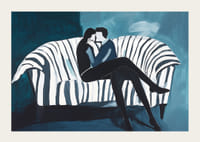 Dvaja ľudia v intímnom objatí na pruhovanej pohovke-3