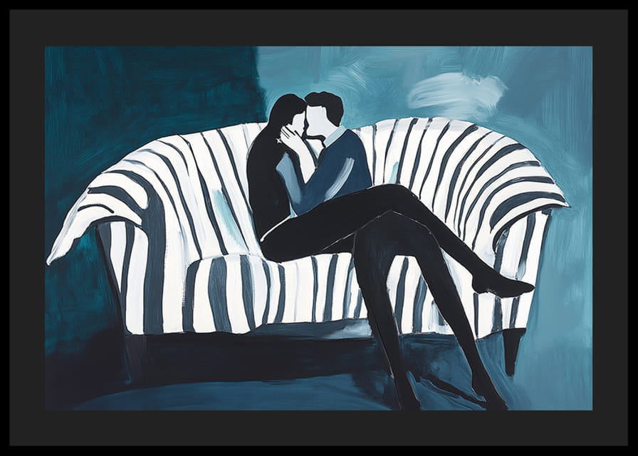 Dvaja ľudia v intímnom objatí na pruhovanej pohovke-12