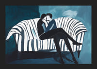 Dvaja ľudia v intímnom objatí na pruhovanej pohovke-5