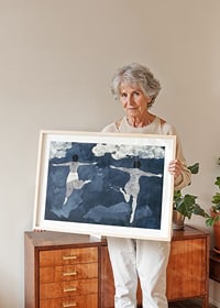 Två figurer svävar fritt bland molnen i en drömlik himmel-8