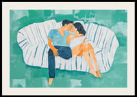 Ein Paar in liebevoller Umarmung auf einem gestreiften Sofa-2