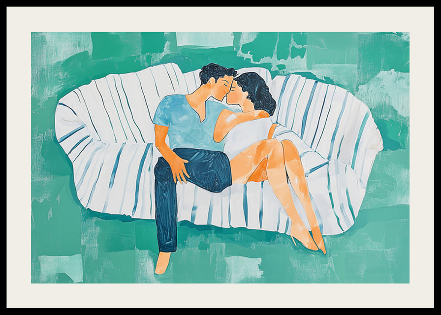 Ein Paar in liebevoller Umarmung auf einem gestreiften Sofa-12