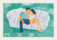 Ein Paar in liebevoller Umarmung auf einem gestreiften Sofa-3