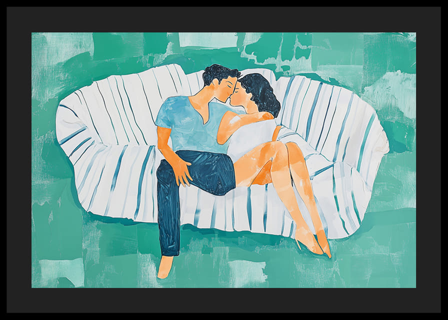 Ein Paar in liebevoller Umarmung auf einem gestreiften Sofa-12