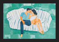 Ein Paar in liebevoller Umarmung auf einem gestreiften Sofa-5