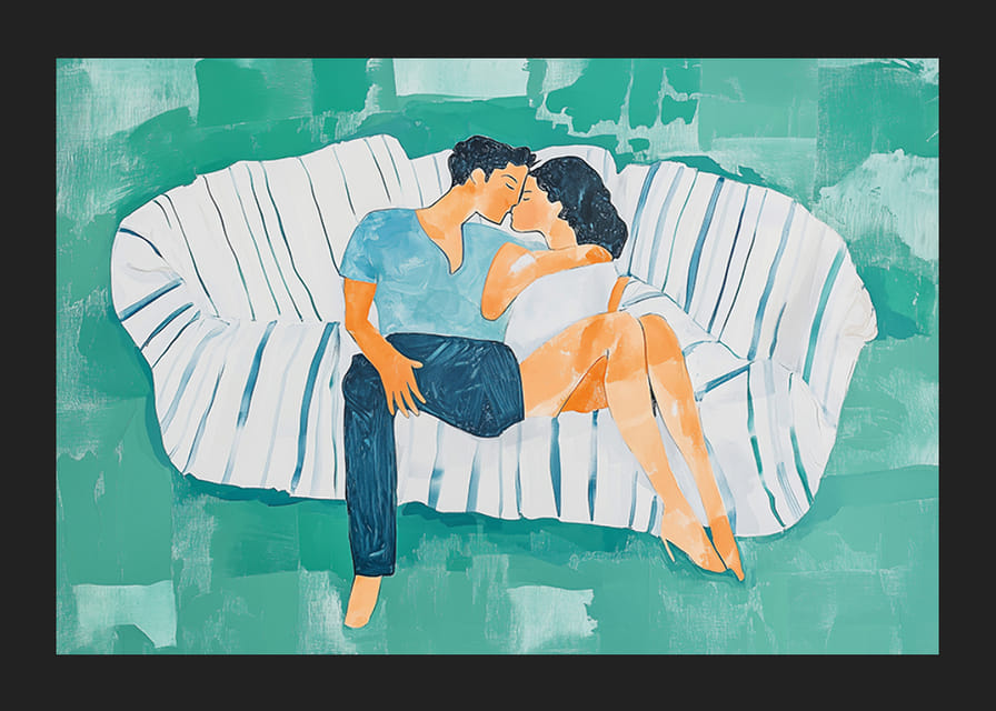 Ein Paar in liebevoller Umarmung auf einem gestreiften Sofa-12