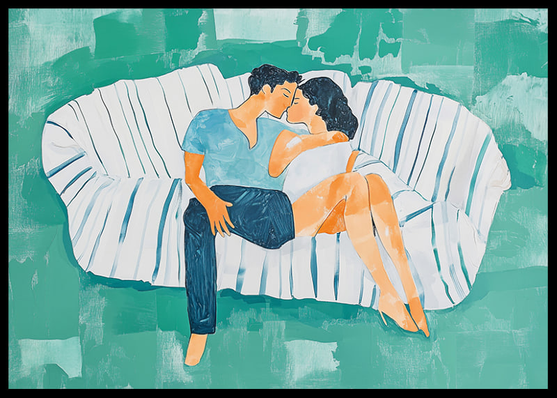 Ett par i kärleksfull omfamning på en randig soffa-12