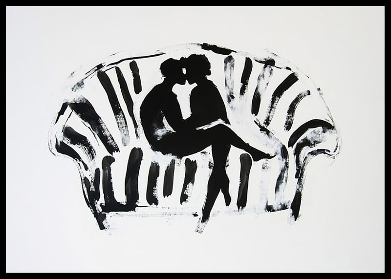 Un motif noir et blanc élégant et émotionnel de deux silhouettes dans une étreinte amoureuse-12