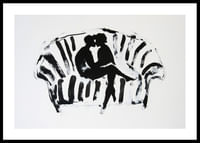Un motif noir et blanc élégant et émotionnel de deux silhouettes dans une étreinte amoureuse-0