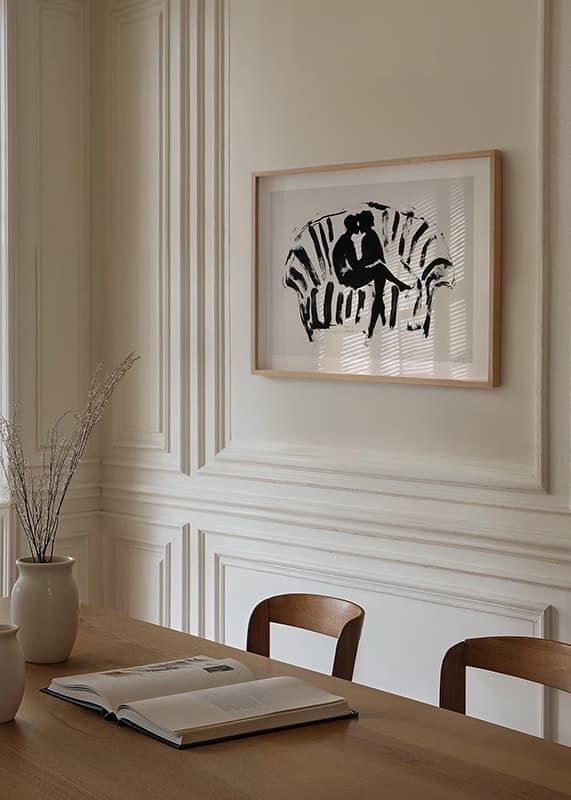 Un motif noir et blanc élégant et émotionnel de deux silhouettes dans une étreinte amoureuse-12