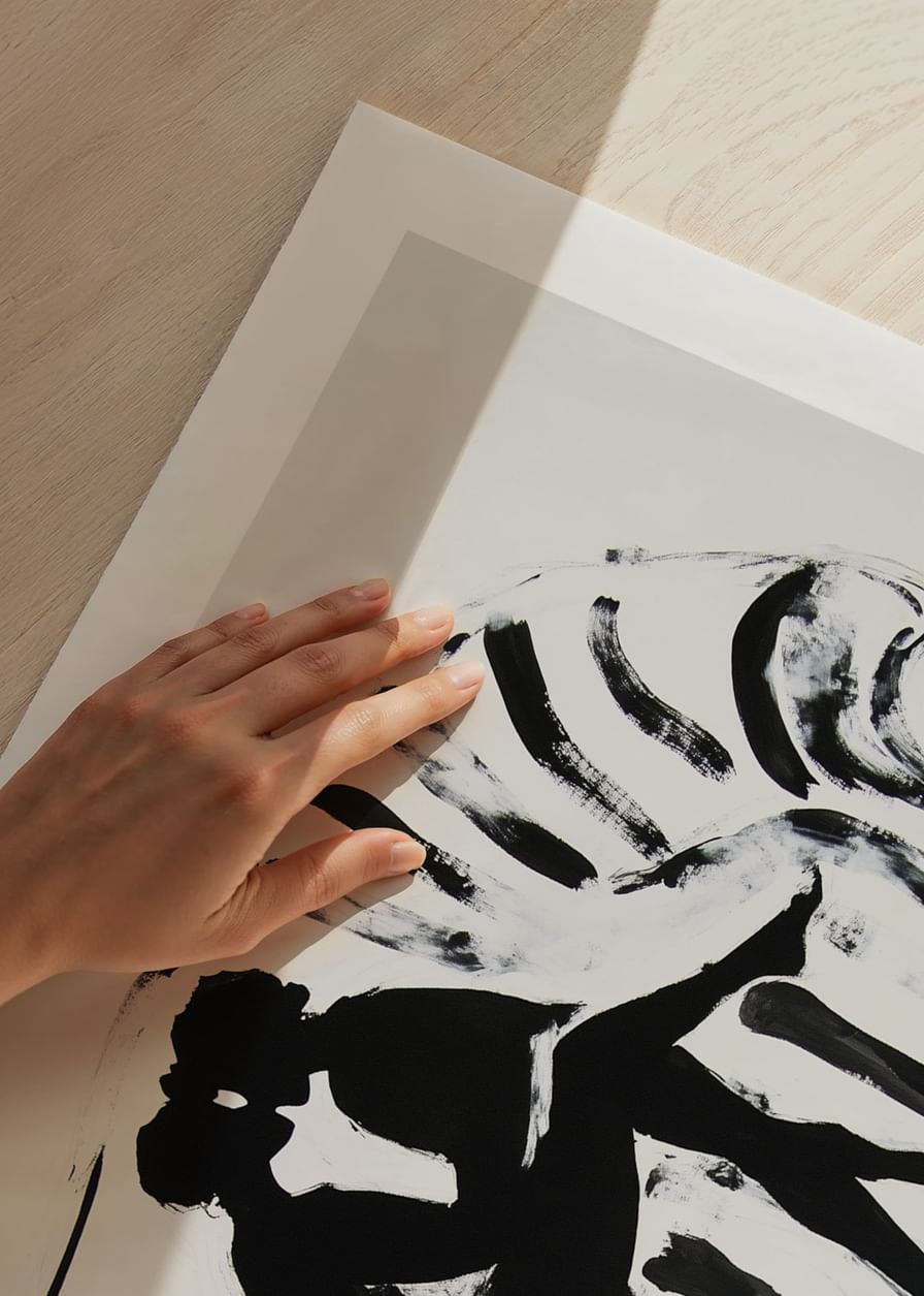 Un motif noir et blanc élégant et émotionnel de deux silhouettes dans une étreinte amoureuse-12