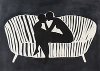 Twee silhouetten in een omhelzing op een witgestreepte bank-3