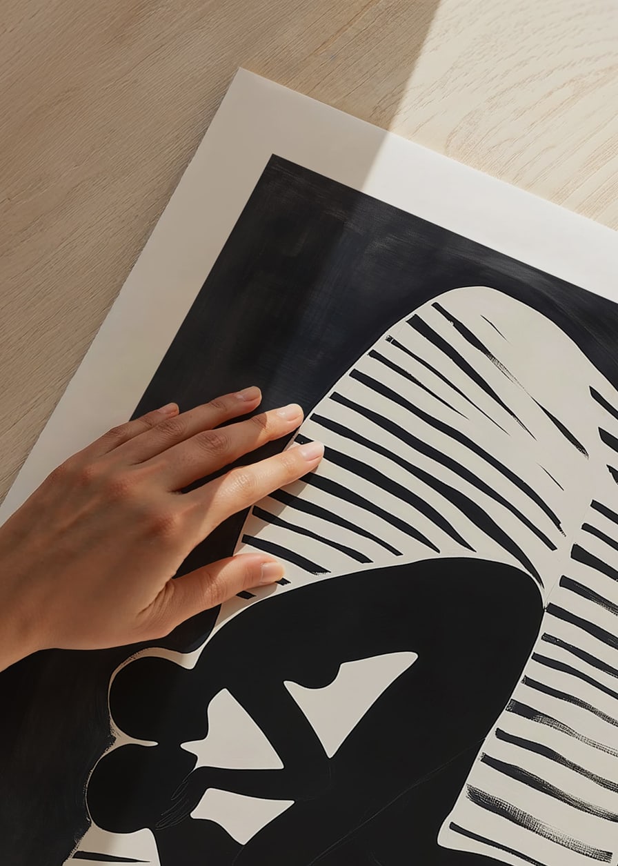Två silhuetter i en omfamning på en vit randig soffa-12