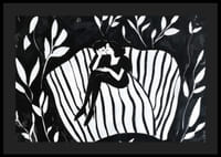 Ett par i en drömlik omfamning symboliserar lugn och närhet-4