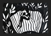 Ett par i en drömlik omfamning symboliserar lugn och närhet-5