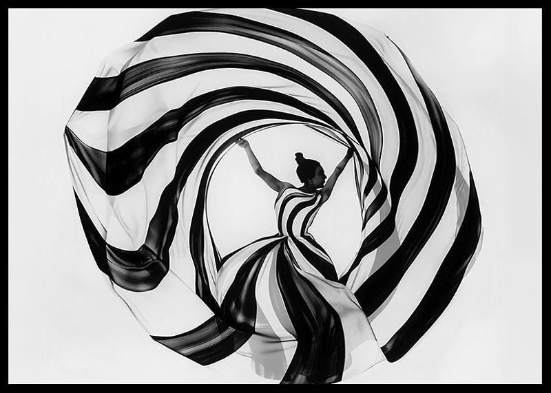 Un dans hipnotic de spirale alb-negru creează magie-12