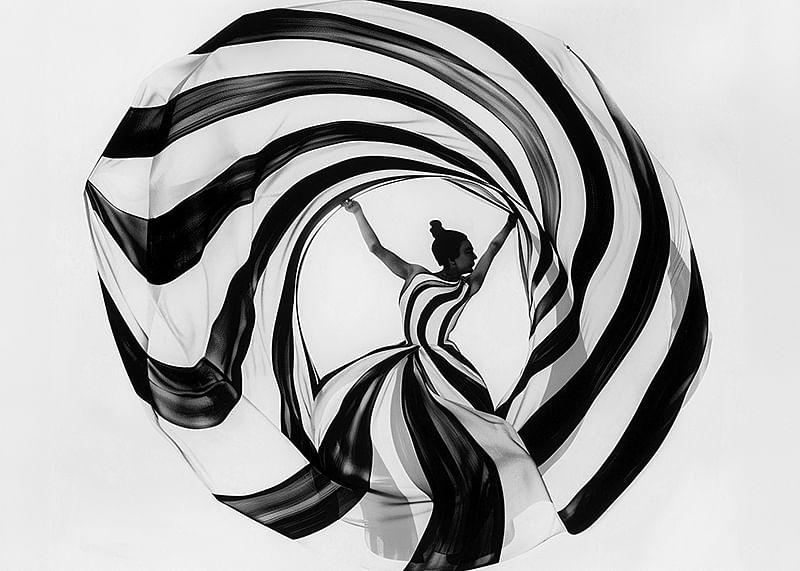 Un dans hipnotic de spirale alb-negru creează magie-12
