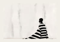 En elegant figur i svart och vitt mot en mjuk bakgrund-3