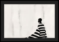 En elegant figur i svart och vitt mot en mjuk bakgrund-4