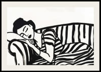 Hun hviler drømmende på en stribet sofa i monokrom elegance.-2